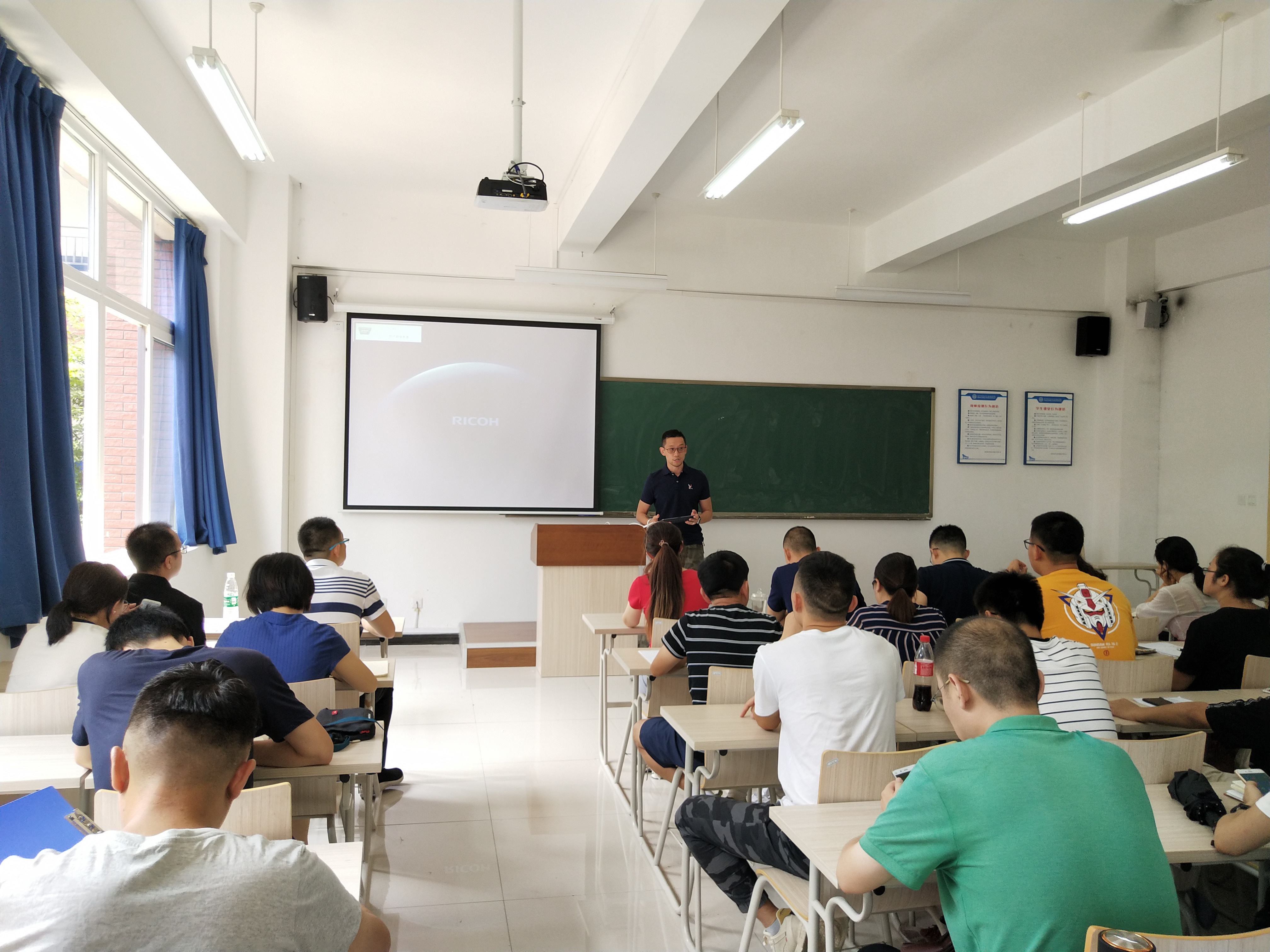会议 | 学院举行新学期首次教师工作会议