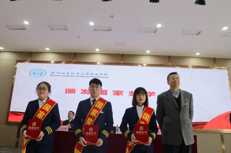 助学逐梦丨我院举行2018-2019年度“助燃青春”表彰...