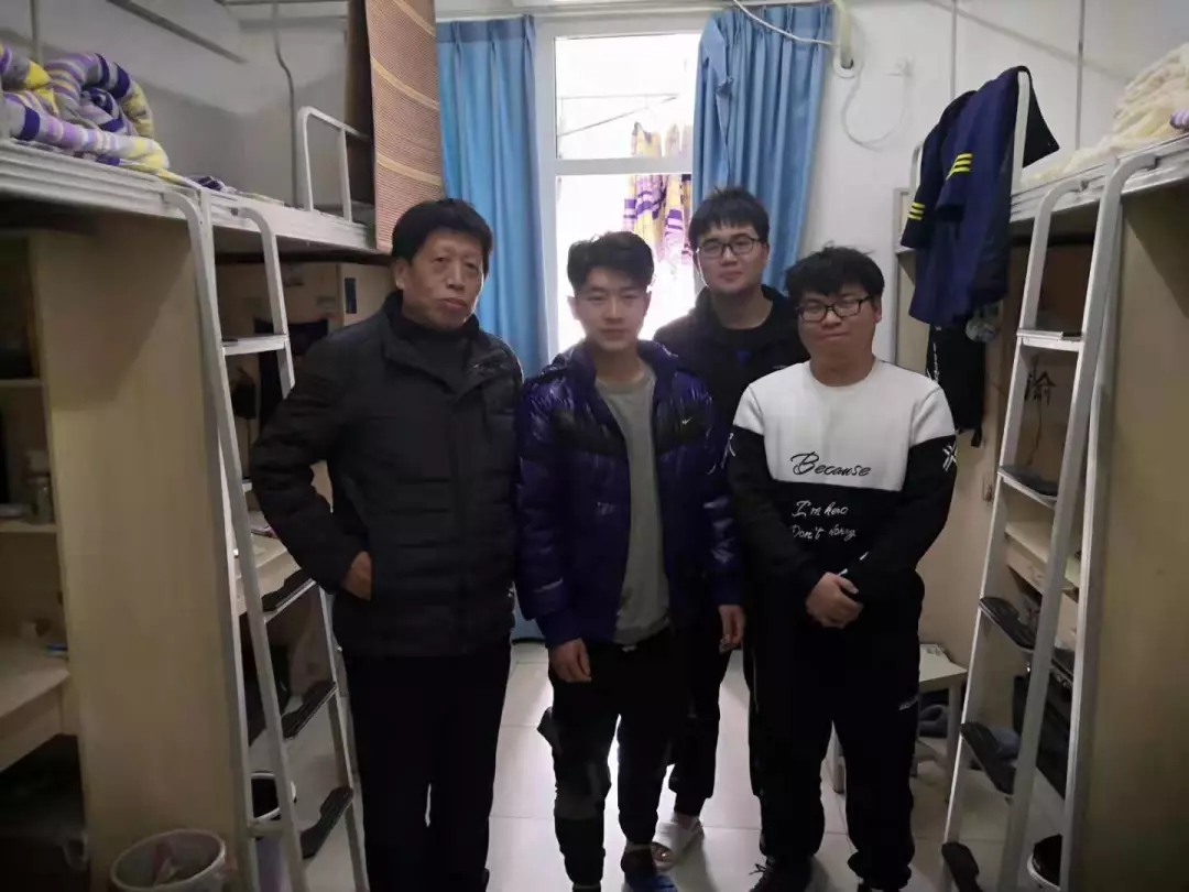 冬日暖阳 | 我院领导老师深入学生寝室,寒冬中为学子们送...