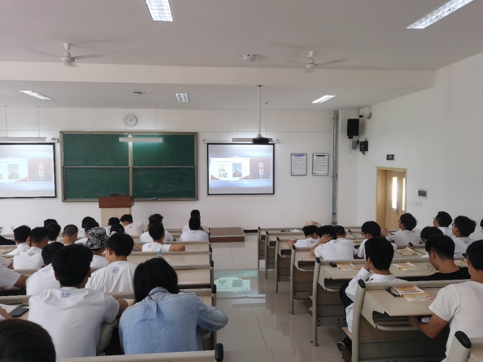 我校组织学生进行“新中国史”内容学习